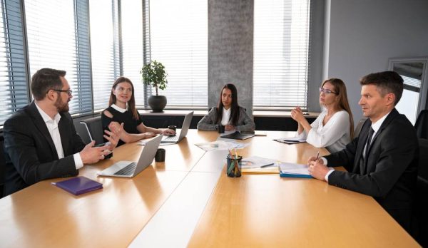 medium-shot-team-sitting-table(1)